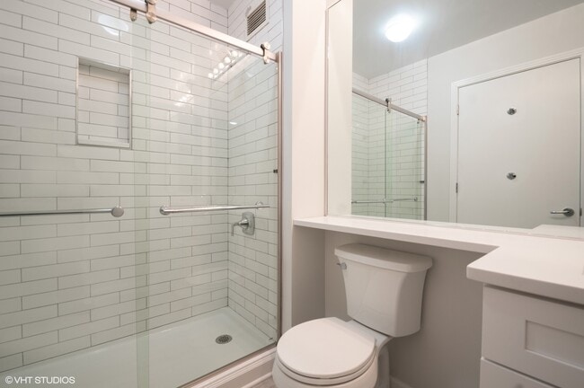 Building Photo - 400 N La Salle Dr