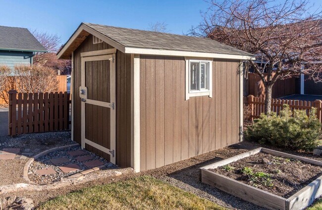 Building Photo - Welcome Home to Comfortable Bend Living