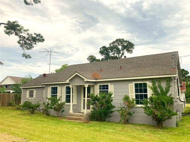 Primary Photo - 1005 Staples Ave