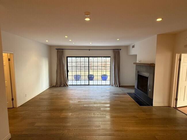 Building Photo - Upgraded 2 Bedroom Condo in Ideal Santa Monica