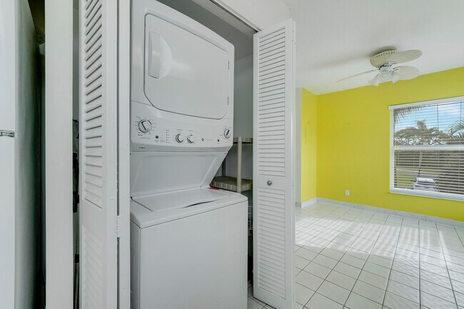 Building Photo - 13679 Date Palm Ct