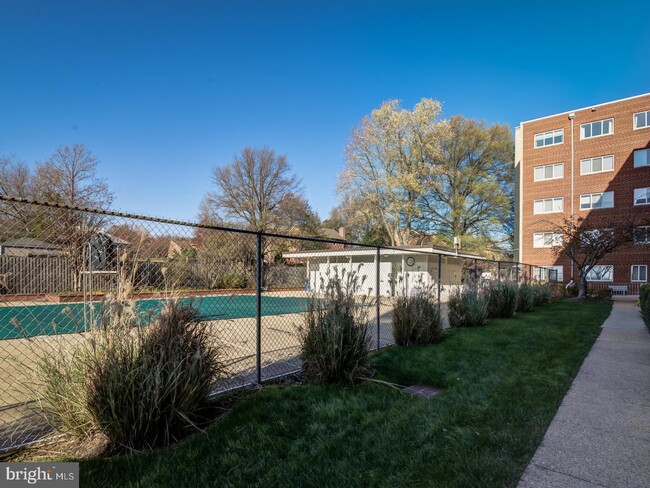 Building Photo - 200 N Maple Ave