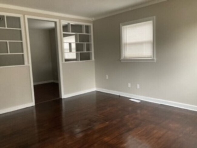 Building Photo - Must see ranch style 3Bdr 1 Bath home. It's located off Hovis Rd.