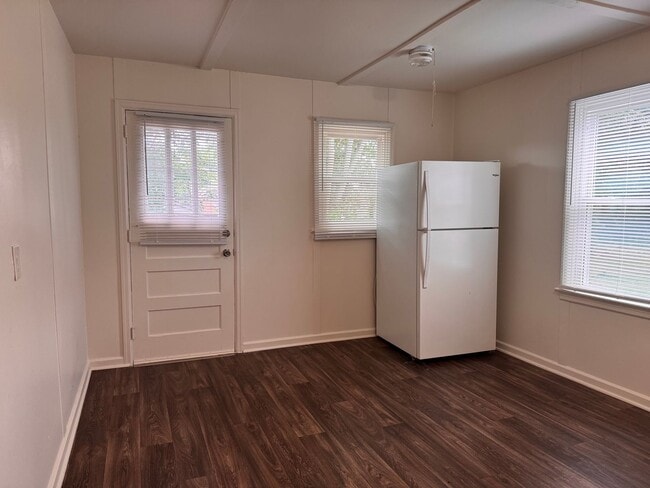 Building Photo - 2 BED, 1 BATH HOME LOCATED IN GREENSBORO