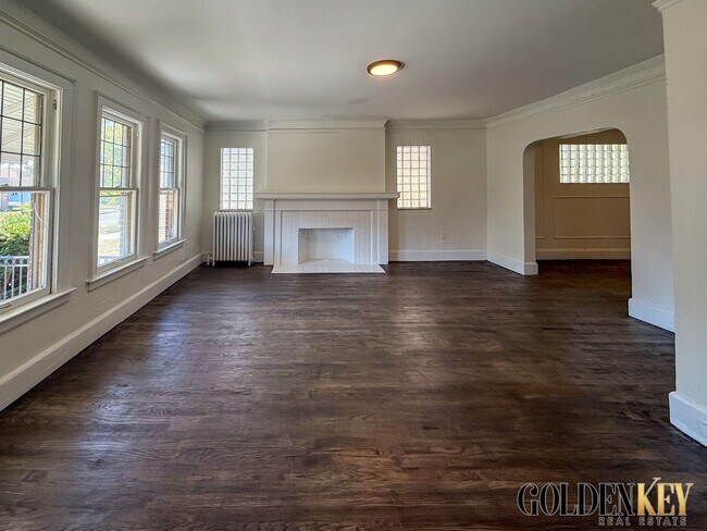 Building Photo - Beautifully redone large 3 bedroom home!
