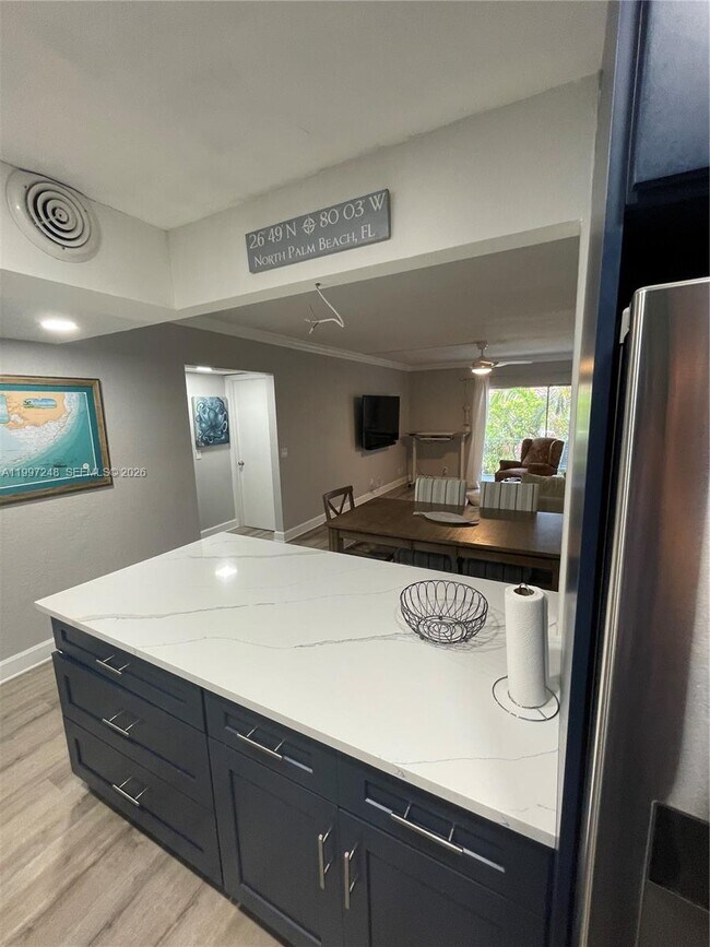 Building Photo - 725 Hummingbird Way