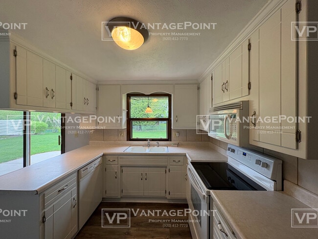 Building Photo - 4220 Hillcrest Dr