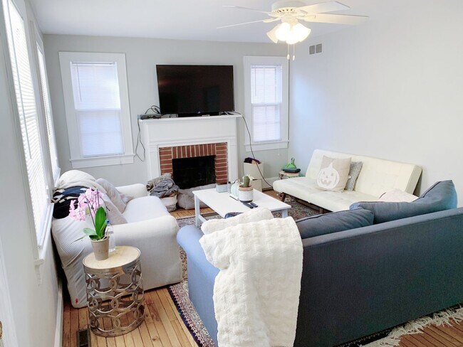 Building Photo - 3 Bedrooms 2 Full Bathrooms (one block fro...