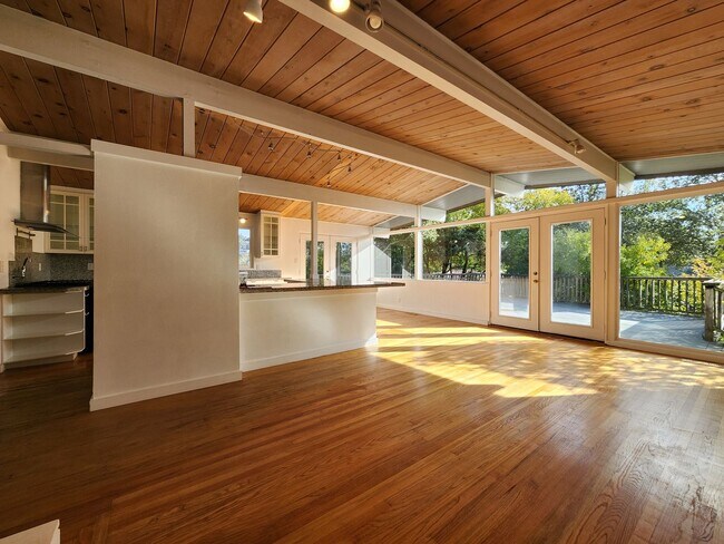 Building Photo - 2015 Cummings Dr