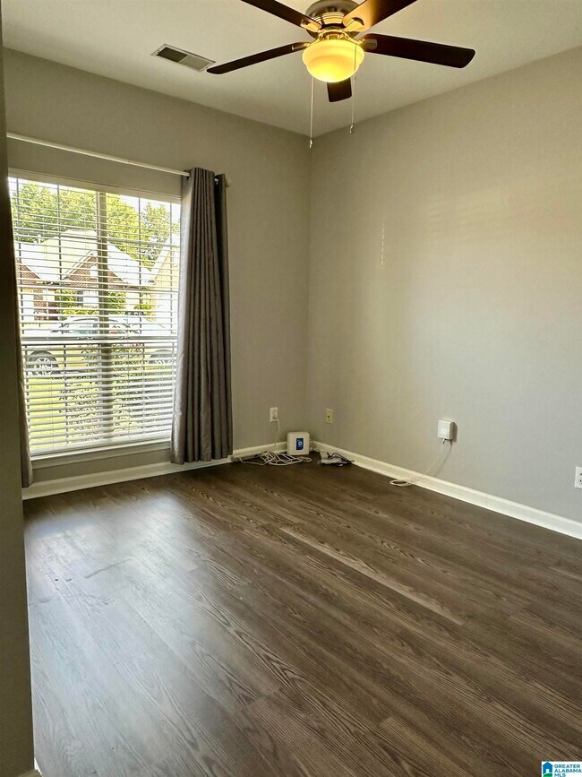 Building Photo - 560 Summit Cir