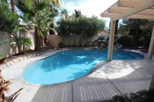 Building Photo - Beautiful 2 Story Home With Pool!!!
