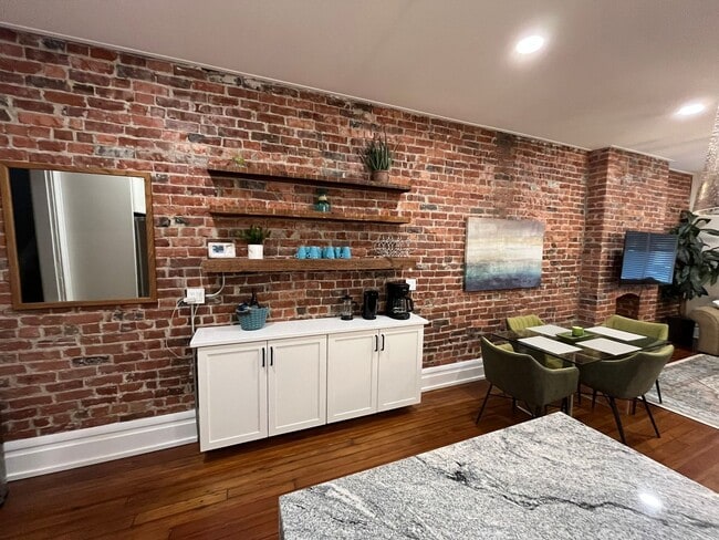 Building Photo - Dennison Ave 866-868 CR