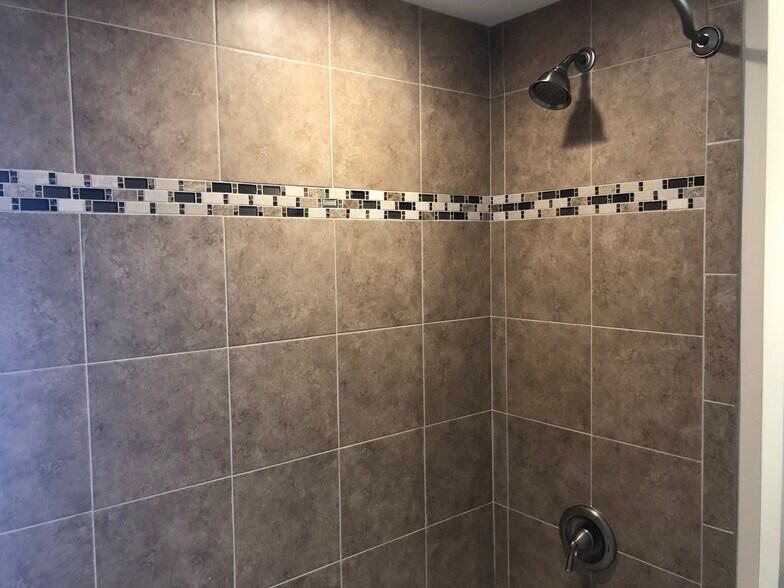 Tub/Shower in Full Bathroom - 33 Wells Ave