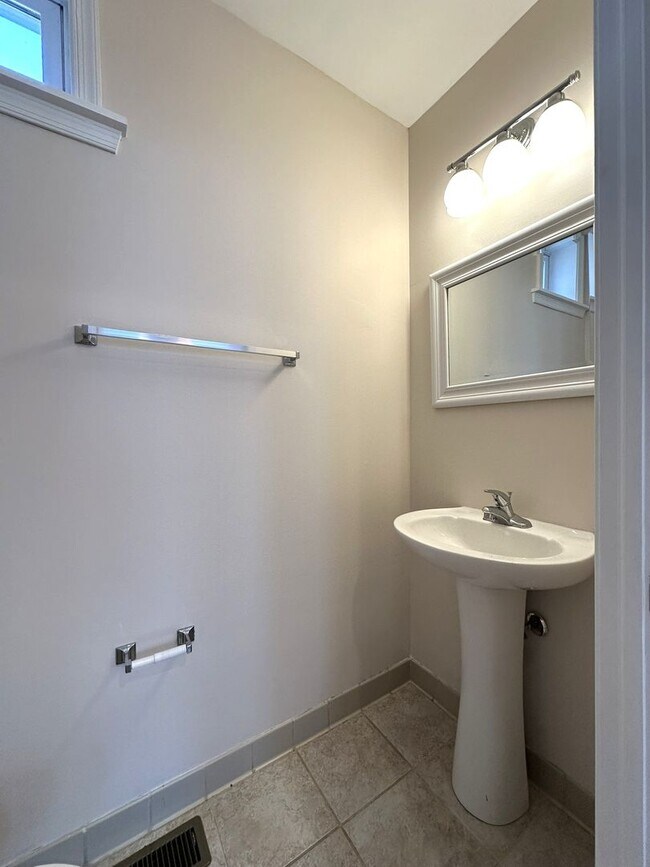 Building Photo - Gorgeous 2-Bedroom Townhome in the Heart of Olde Richmond! Available NOW!