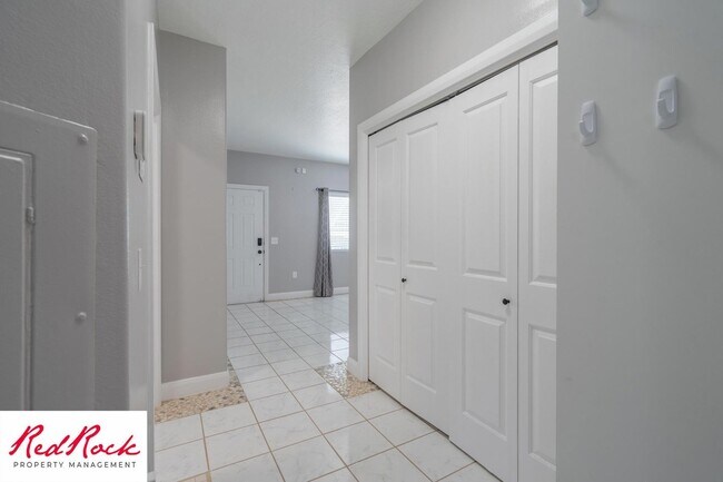 Building Photo - Ground-Level 2 Bedroom Condo. Pet Friendly!