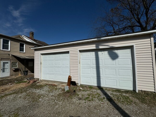 Building Photo - 4 BEDROOM HOME AVAILABLE NOW!!