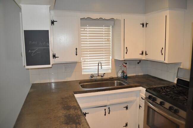 Building Photo - El Cajon 3 BR/1BA Single Family Detached H...