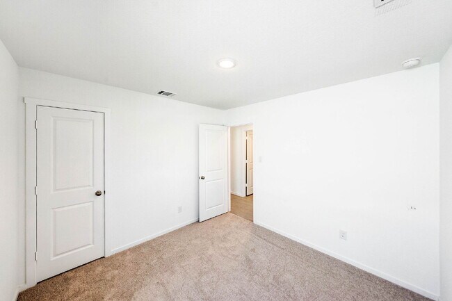 Building Photo - 1 MONTH FREE RENT WITH 18 - 24 MONTH LEASE!!! AVAILABLE THROUGH MAY ONLY! INTERNET INCLUDED!