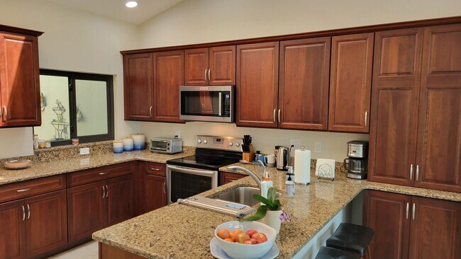 Building Photo - Seasonal/short term renovated 3/3 villa with golf course views on Longboat Key!