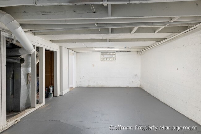 Building Photo - 4 Bed, 2 Bath Single Family Home