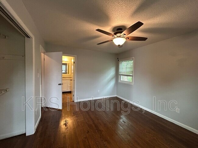 Building Photo - 208 Fort Worth St