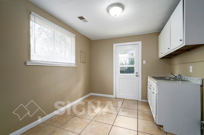 Building Photo - 1337 Woodward Rd