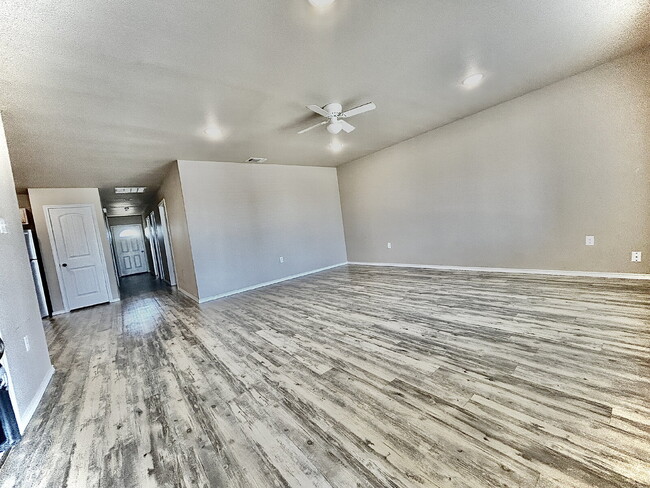 Building Photo - "Charming 3-Bedroom Haven with 2 Full Bath...