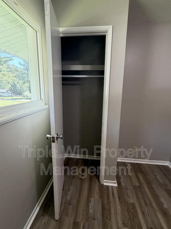 Building Photo - 1654 Mowbry Ln