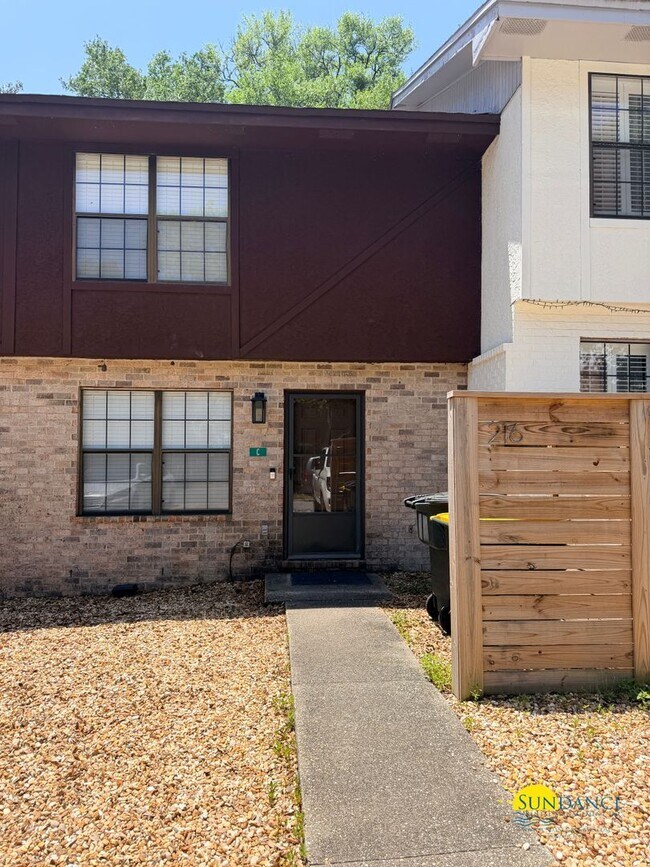 Building Photo - Fully Furnished Two-Story Townhouse in Fort Walton Beach!