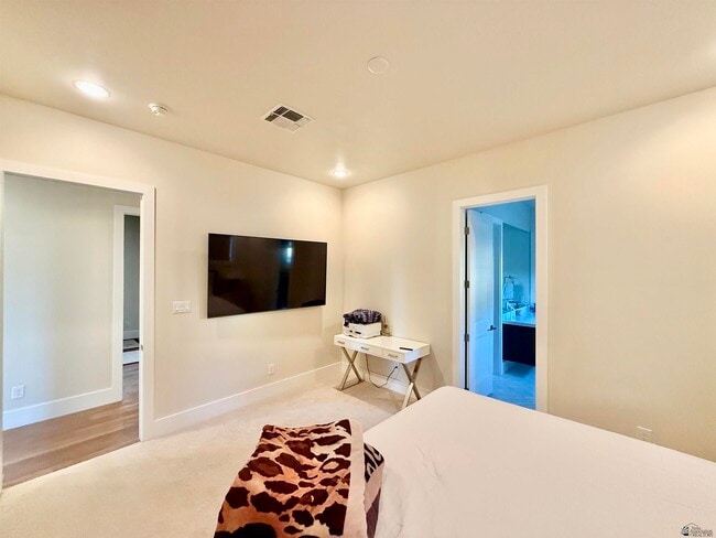 Building Photo - 1330 W Ridgeview Dr