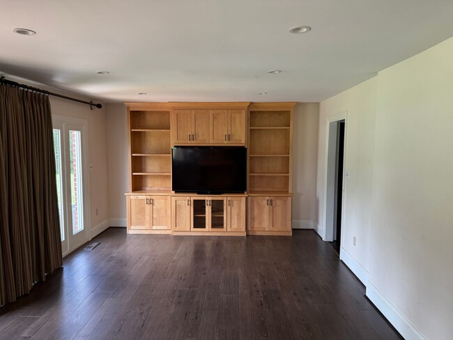 Building Photo - 7356 Woodville Ln