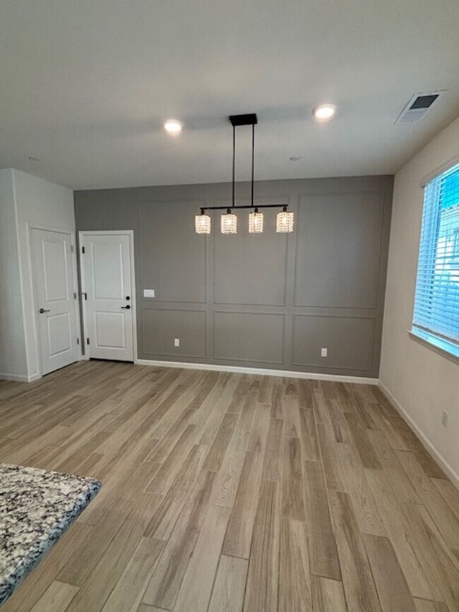 Building Photo - Beautiful Roseville House