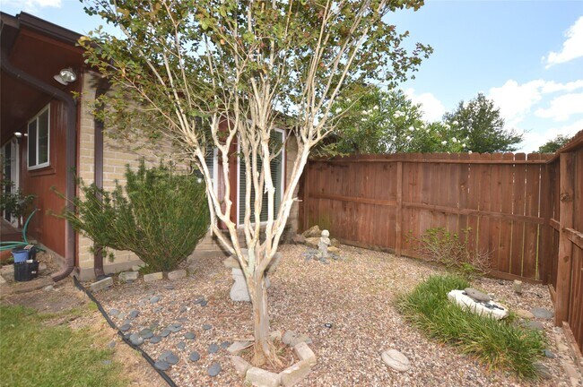 Building Photo - 703 Flower Field Ct
