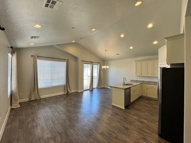 Building Photo - Pet Friendly!! Fresh and Clean!!  Ready to go!