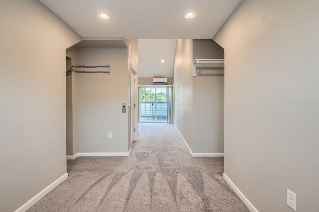 Building Photo - Accessible Townhome near Edgewater!