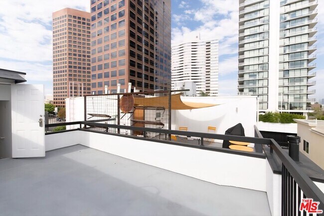 Building Photo - 1227 Granville Ave