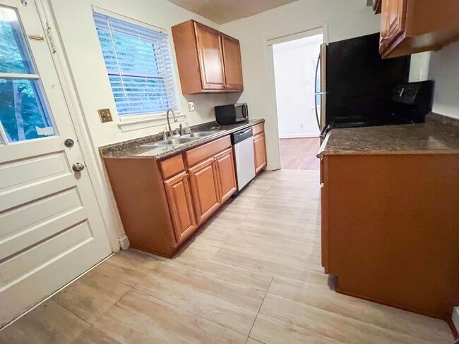 Building Photo - 50's Rambler with 5 BR & 3 BA in One of th...
