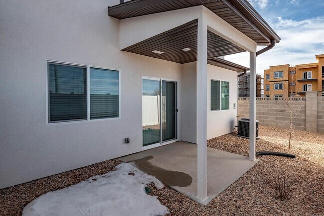 Building Photo - Charming Cedar City 3 Bedroom Townhome!