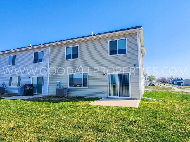 Building Photo - 3 Bedroom 2 Bathroom 2 Car garage in Desoto.