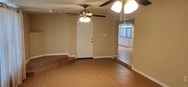 Building Photo - 2126 E Hidalgo Vista