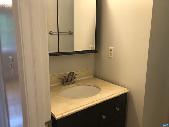 Building Photo - 206 Greentree Park