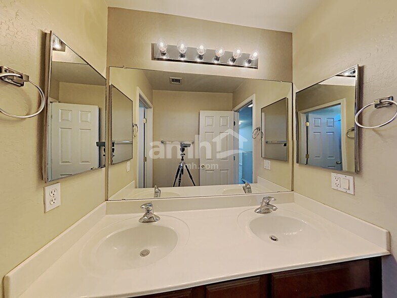 Building Photo - 1517 S 115th Dr