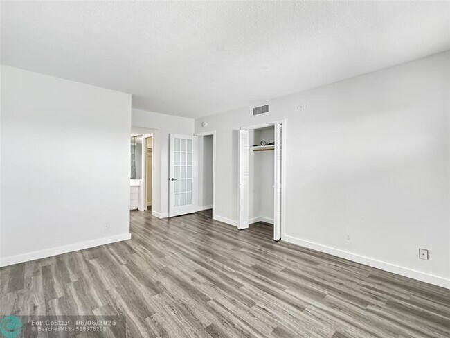 Building Photo - 2950 N Palm Aire Dr