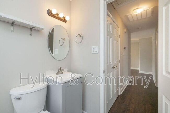 Building Photo - 220 W 31st St