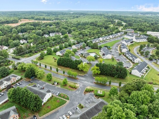 Building Photo - Your Perfect Townhome Is Here!