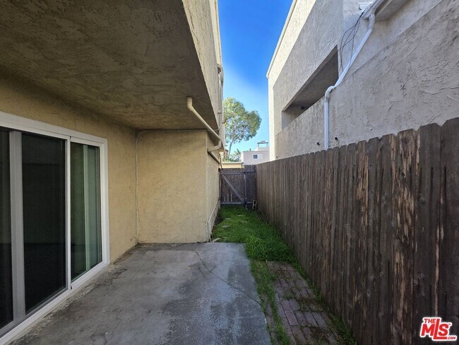 Building Photo - 517 N Francisca Ave