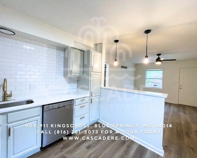 Building Photo - 911 SW Kingscross Rd