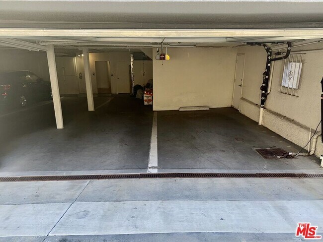 Building Photo - 125 S Elm Dr