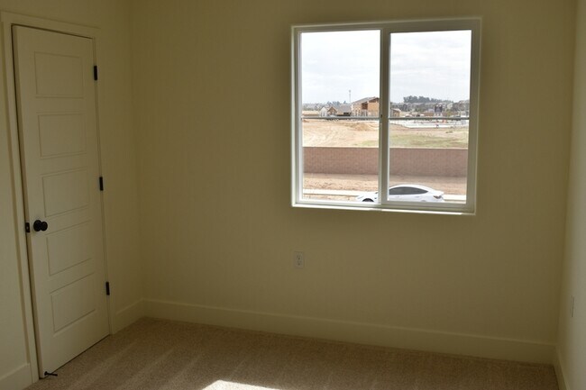 Building Photo - 682 Stephanie Dr