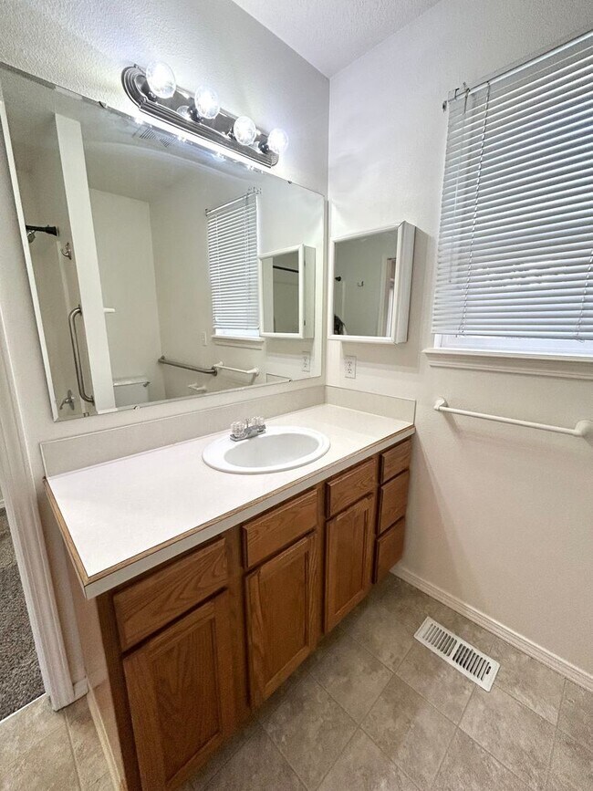 Building Photo - 4650 N Date Palm Ave